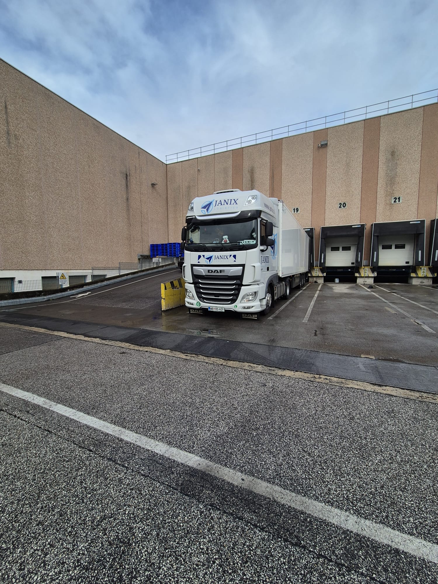 Picture of a Janix double decker truck