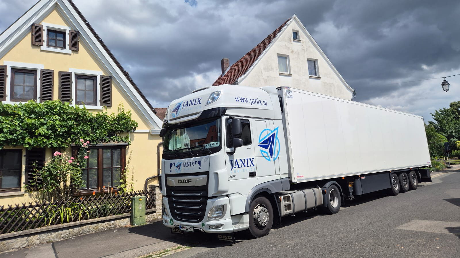 Picture of a Janix double decker truck