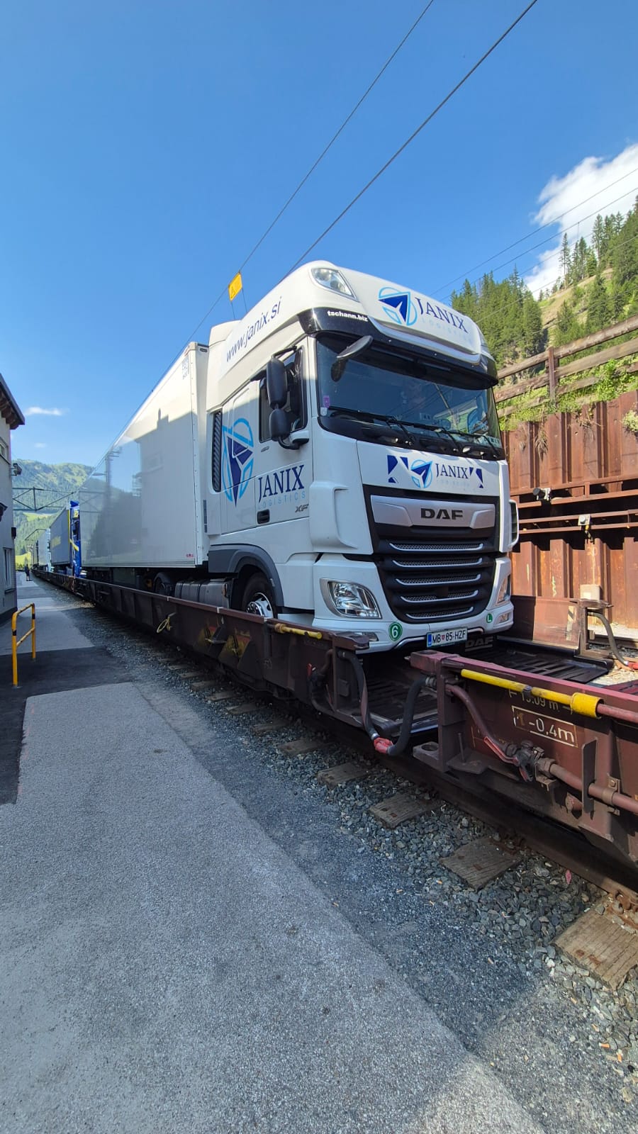 Picture of a Janix double decker truck